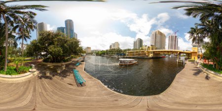 Téléchargez les photos : Fort Lauderdale, FL, États-Unis - Le 25 août 2023 : Downtown fort Lauderdale 360 chariot d'eau sans photo équirectangulaire taxi - en image libre de droit