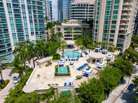 Téléchargez les photos : Fort Lauderdale, FL, USA - 25 août 2023 : Photo aérienne d'une copropriété résidentielle avec terrasse de la piscine - en image libre de droit
