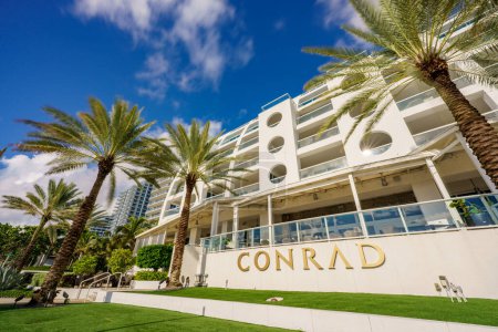 Foto de Fort Lauderdale, FL, Estados Unidos - 28 de agosto de 2023: Foto del Hotel Conrad vista desde la calle - Imagen libre de derechos
