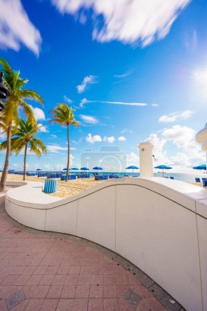Téléchargez les photos : Mur ondulé sur Fort Lauderdale Beach FL - en image libre de droit