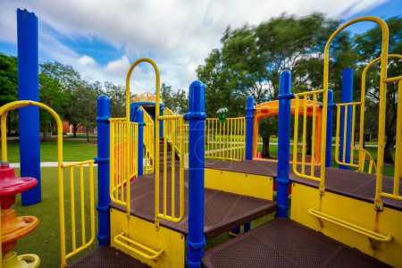 Téléchargez les photos : Point de vue des enfants jouant dans une aire de jeux du parc - en image libre de droit