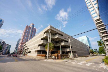 Foto de Federal Building United States Courthouse Downtown Fort Lauderdale FL. Desenfoque de movimiento de larga exposición - Imagen libre de derechos
