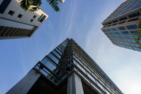 Foto de Vista de ángulo bajo de los edificios de oficinas de rascacielos Downtown Fort Lauderdale FL - Imagen libre de derechos