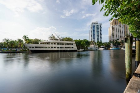 Téléchargez les photos : Yachts photo longue exposition sur la New River Fort Lauderdale FL - en image libre de droit