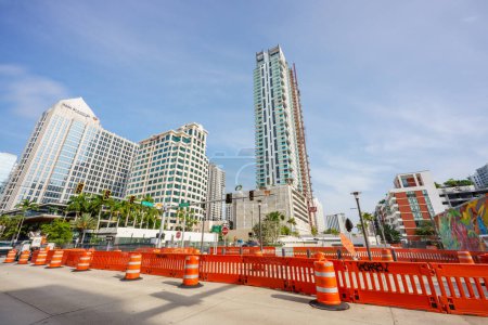 Téléchargez les photos : Fort Lauderdale, FL, USA - 31 août 2023 : Construction d'un nouveau parc au-dessus du tunnel Henry E Kinney Las Olas Fort Lauderdale FL - en image libre de droit