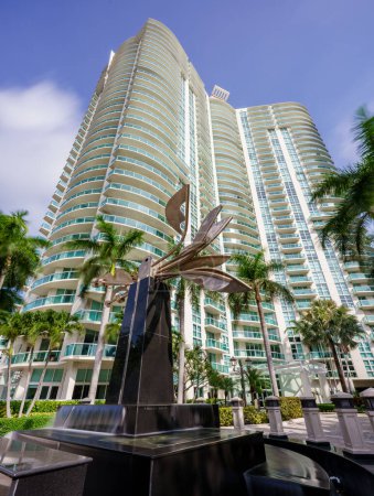 Téléchargez les photos : Fort Lauderdale, FL, États-Unis - 31 août 2023 : The WaterGarden Condominiums Las Olas - en image libre de droit