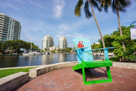 Téléchargez les photos : Fort Lauderdale, Floride, États-Unis - 31 août 2023 : Chaise de plage surdimensionnée colorée sur la rivière New River de Fort Lauderdale - en image libre de droit