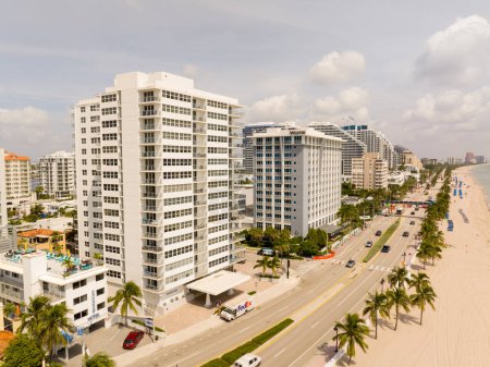 Foto de Fort Lauderdale, FL, Estados Unidos - 31 de agosto de 2023: Foto aérea de hoteles y condominios en Fort Lauderdale Beach FL - Imagen libre de derechos