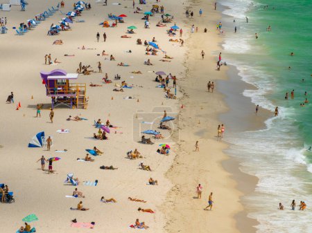 Foto de Miami Beach, FL, Estados Unidos - 3 de septiembre de 2023: Telefoto de primer plano foto aérea Miami Beach turistas Día del Trabajo vacaciones - Imagen libre de derechos