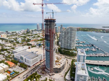 Foto de Miami Beach, FL, Estados Unidos - 3 de septiembre de 2023: Foto aérea del condominio residencial Five Park en construcción 5th Street y Alton Road - Imagen libre de derechos