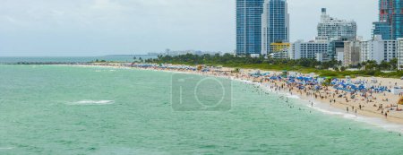 Foto de Miami Beach, FL, USA - 3 de septiembre de 2023: Panorama aéreo de aviones no tripulados Miami Beach Labor Day Weekend crowds - Imagen libre de derechos