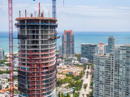 Foto de Miami Beach, FL, Estados Unidos - 3 de septiembre de 2023: Foto aérea del condominio residencial Five Park en construcción 5th Street y Alton Road - Imagen libre de derechos