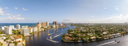 Téléchargez les photos : Panorama aérien de drone Fort Lauderdale yachts et maisons de luxe - en image libre de droit