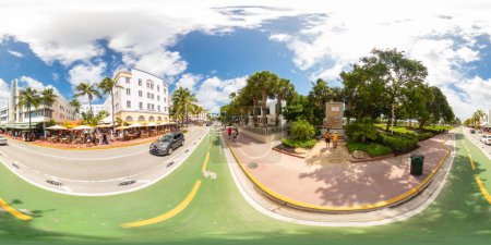 Foto de Miami Beach, FL, EE.UU. - 3 de septiembre de 2023: 360 foto South Beach Reloj Torre equirectangular - Imagen libre de derechos