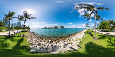 Téléchargez les photos : Miami Beach, Floride, États-Unis - 3 septembre 2023 : Belle scène Miami Beach South Pointe Park regardant Fisher Island - en image libre de droit