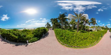 Foto de Miami Beach, FL, Estados Unidos - 3 de septiembre de 2023: 360 foto Miami Beach Atlantic Greenway corriendo en bicicleta a lo largo de las dunas de arena equirectangular - Imagen libre de derechos