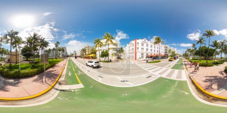 Téléchargez les photos : Miami Beach, FL, USA - 3 Septembre 2023 : 360 pistes cyclables peintes et protégées sur Ocean Drive Miami Beach ve panorama équirectangulaire - en image libre de droit