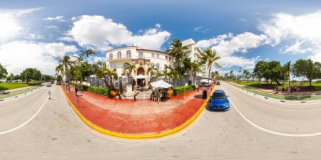 Foto de Miami Beach, FL, Estados Unidos - 3 de septiembre de 2023: 360 foto Versace House Ocean Drive Miami Beach - Imagen libre de derechos