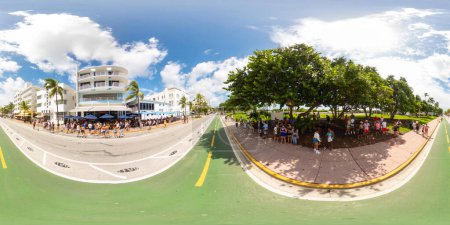 Foto de Miami Beach, FL, Estados Unidos - 3 de septiembre de 2023: 360 personas se reúnen para ver el espectáculo de arrastre del Palace Hotel en Ocean Drive - Imagen libre de derechos