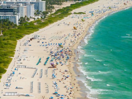 Téléchargez les photos : Touristes à Miami Beach pour le week-end de la fête du travail vacances américaines - en image libre de droit