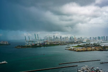 Téléchargez les photos : Photo aérienne tempête de pluie extrême à Miami - en image libre de droit