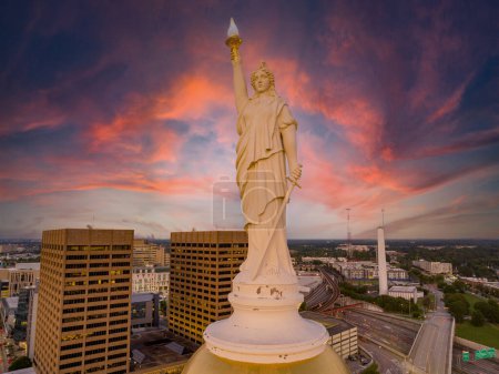 Téléchargez les photos : Statue supérieure du bâtiment du Capitole de l'État de Géorgie vers 2023 - en image libre de droit