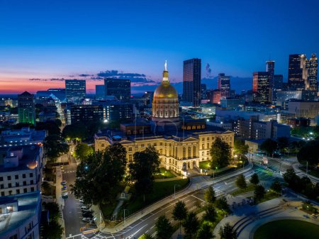 Téléchargez les photos : Photo aérienne du crépuscule du bâtiment Georgia Capitol Atlanta crépuscule bleu heure - en image libre de droit
