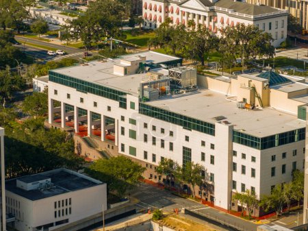 Téléchargez les photos : Photo aérienne Leon County Greffier des tribunaux et contrôleur Tallahassee FL circa 2023 - en image libre de droit