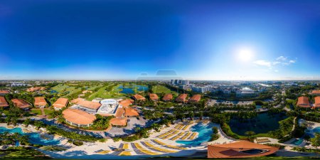 Foto de Doral Miami, FL, Estados Unidos - 15 de septiembre de 2023: Foto del avión no tripulado equirectangular Aerial 360 del Trump National Doral Miami - Imagen libre de derechos
