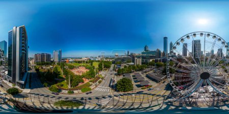 Téléchargez les photos : Atlanta, GA, USA - 9 septembre 2023 : Photo aérienne 360 vr de la roue Skyview Atlanta ferris avec vue sur le parc olympique du Centenaire - en image libre de droit