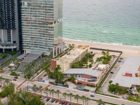 Foto de Sunny Isles Beach, FL, Estados Unidos - 26 de septiembre de 2023: Drone aéreo escenifica fotos del futuro sitio del complejo Bentley Residence Miami Condominium - Imagen libre de derechos