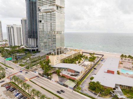 Foto de Sunny Isles Beach, FL, Estados Unidos - 26 de septiembre de 2023: Drone aéreo escenifica fotos del futuro sitio del complejo Bentley Residence Miami Condominium - Imagen libre de derechos
