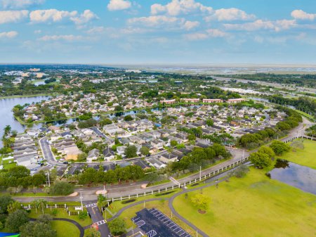 Foto de Foto aérea de un avión no tripulado de Riverbend un barrio residencial en Sunrise Florida - Imagen libre de derechos