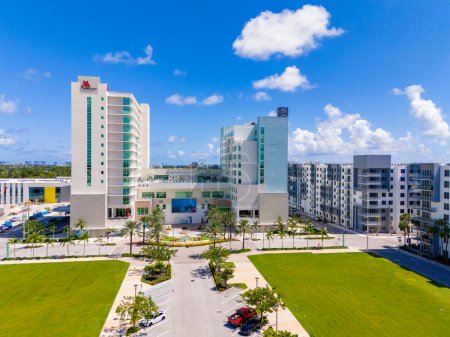 Foto de Dania Beach, FL, Estados Unidos - 4 de octubre de 2023: Hoteles con fotos aéreas en Dania Pointe Marriott and AC Hotel - Imagen libre de derechos