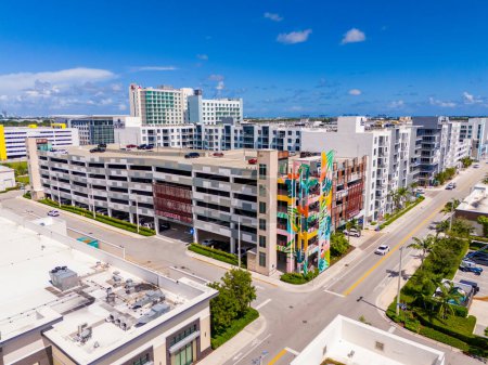 Foto de Dania Beach, FL, Estados Unidos - 4 de octubre de 2023: Nuevo estacionamiento moderno en el centro comercial Dania Pointe - Imagen libre de derechos