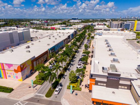 Téléchargez les photos : Dania Beach, FL, États-Unis - 4 octobre 2023 : Parking bordé de palmiers sur la promenade Dania Pointe Mall - en image libre de droit