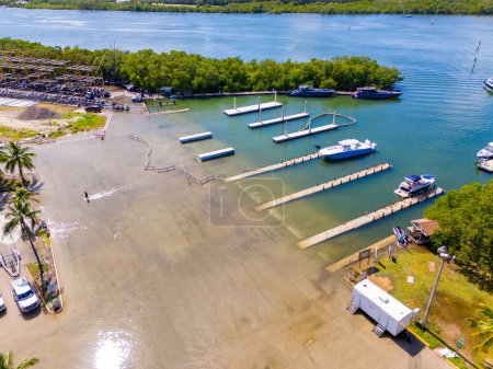 Téléchargez les photos : Aeria photo grave inondation à la marina de Haulover et rampe de bateau Octobre 2023 - en image libre de droit