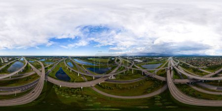 Téléchargez les photos : Vue aérienne panoramique 360 vr échangeur d'autoroute photo équirectangulaire - en image libre de droit