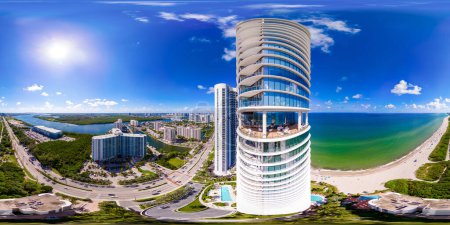Téléchargez les photos : Sunny Isles Beach, FL, États-Unis - 5 octobre 2023 : Photo aérienne équirectangulaire de 360 drones Club Level deck at The Ritz Residences - en image libre de droit