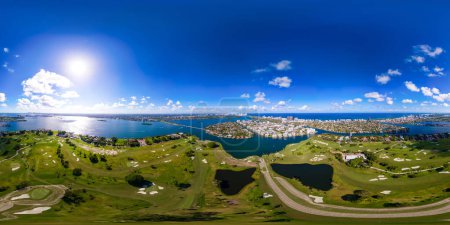 Téléchargez les photos : Vue aérienne 360 équirectangulaire Miami Beach Indian Creek Island - en image libre de droit