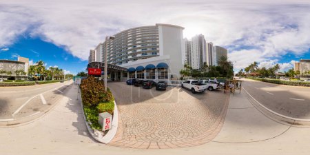 Téléchargez les photos : Sunny Isles Beach, FL, États-Unis - 6 octobre 2023 : 360 photo équirectangulaire Ramada Hotel Marco Polo - en image libre de droit