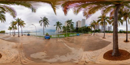 Téléchargez les photos : Miami, FL, USA - 6 Octobre 2023 : 360 photo équirectangulaire Bayside Bayfront Park - en image libre de droit