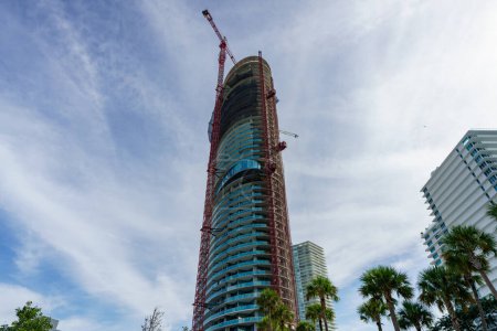 Téléchargez les photos : Miami Beach, Floride, États-Unis - Octobre 11, 2023 : Photo de stock de Five Park un nouveau complexe moderne de condominiums de grande hauteur à Miami Beach - en image libre de droit