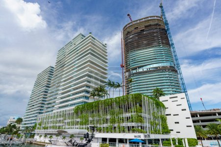Foto de Miami Beach, FL, Estados Unidos - 11 de octubre de 2023: Foto en stock de Five Park, un nuevo complejo moderno de condominios de gran altura en Miami Beach - Imagen libre de derechos