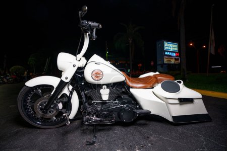 Foto de Fort Lauderdale, FL, Estados Unidos - 11 de octubre de 2023: Foto de una motocicleta Harley Davidson iluminada con flash por la noche - Imagen libre de derechos