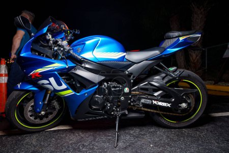 Foto de Fort Lauderdale, FL, EE.UU. - 11 de octubre de 2023: Foto en stock de una moto deportiva Suzuki gsxr azul - Imagen libre de derechos