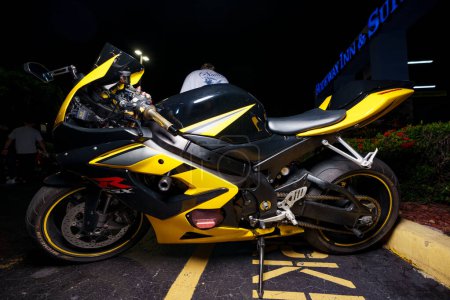 Foto de Fort Lauderdale, FL, Estados Unidos - 11 de octubre de 2023: Imagen de stock nocturno de una motocicleta Suzuki gsxr sport bike amarilla y negra - Imagen libre de derechos