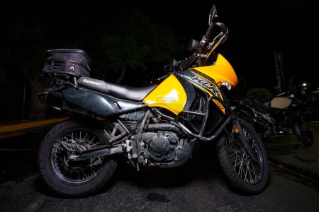 Foto de Fort Lauderdale, FL, Estados Unidos - 11 de octubre de 2023: Foto nocturna de una motocicleta deportiva dual Kawasaki KLR 650 - Imagen libre de derechos
