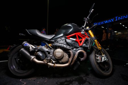 Foto de Fort Lauderdale, FL, Estados Unidos - 11 de octubre de 2023: Foto nocturna de una motocicleta Ducati Testastretta - Imagen libre de derechos