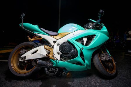 Foto de Fort Lauderdale, FL, Estados Unidos - 11 de octubre de 2023: motocicleta Suzuki gsxr color verde azulado con flash - Imagen libre de derechos